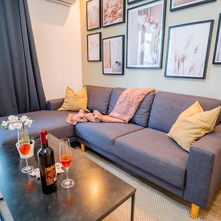 Spacious Newly Renovated 2br With Balcony Bucharest