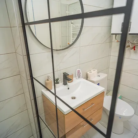 Apartment Spacious Newly Renovated 2br With Balcony