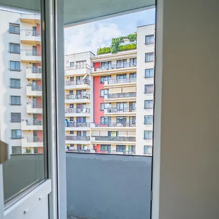 Spacious Newly Renovated 2br With Balcony Bucharest