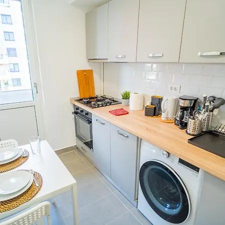 Spacious Newly Renovated 2br With Balcony * Bucharest