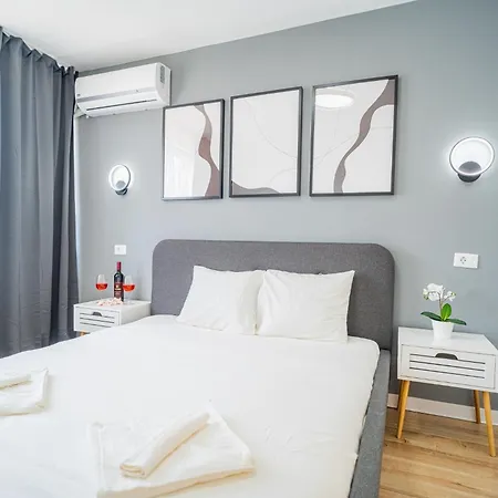 Spacious Newly Renovated 2br With Balcony *