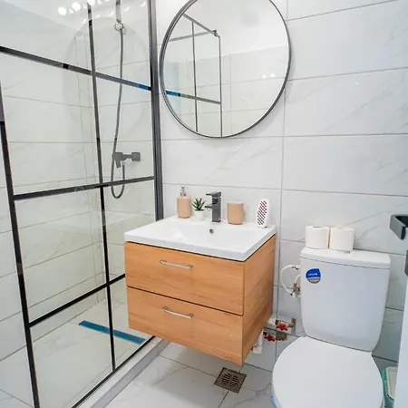 Spacious Newly Renovated 2br With Balcony * Bucharest