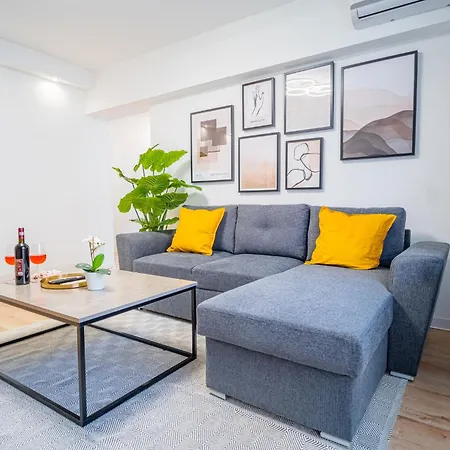 Spacious Newly Renovated 2br With Balcony Апартаменти *