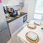 Apartment Spacious Newly Renovated 2br With Balcony