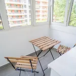 Apartment Spacious Newly Renovated 2br With Balcony *
