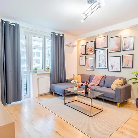 Spacious Newly Renovated 2br With Balcony Bucharest