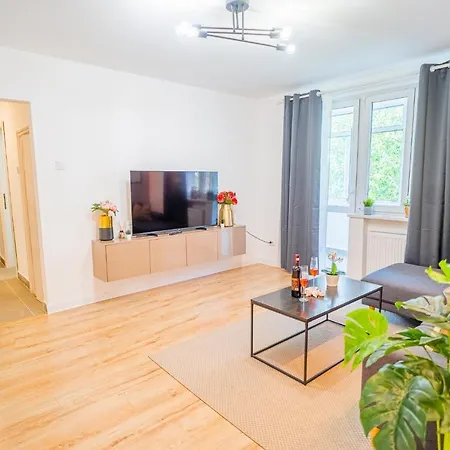 Spacious Newly Renovated 2br With Balcony *