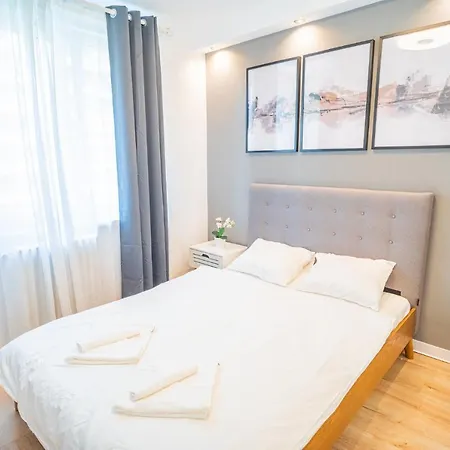Spacious Newly Renovated 2br With Balcony Bucharest