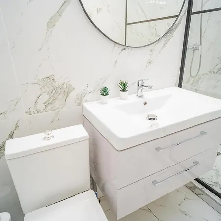 Spacious Newly Renovated 2br With Balcony * Bukarest