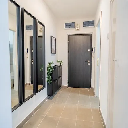 Apartment Spacious Newly Renovated 2br With Balcony Bukarest
