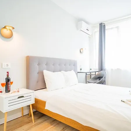 Spacious Newly Renovated 2br With Balcony *