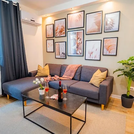 Spacious Newly Renovated 2br With Balcony Bucharest