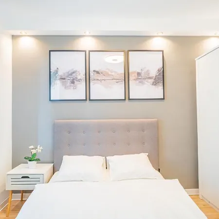 Apartment Spacious Newly Renovated 2br With Balcony *
