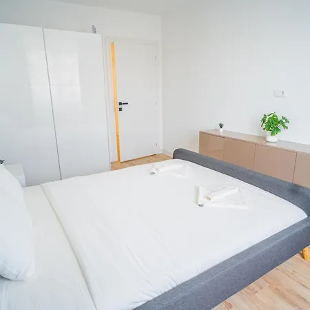 Apartment Spacious Newly Renovated 2br With Balcony Bucharest