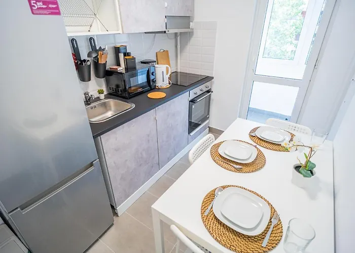 Apartment Spacious Newly Renovated 2br With Balcony