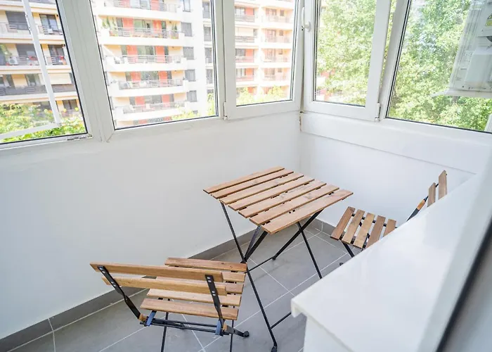 דירה Spacious Newly Renovated 2br With Balcony *