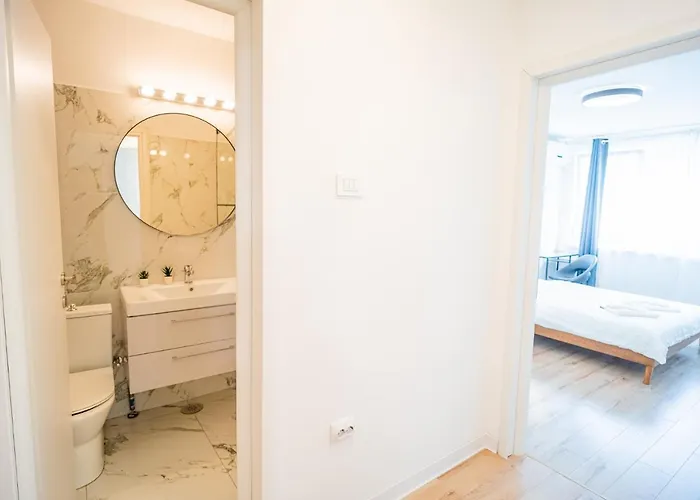 Spacious Newly Renovated 2br With Balcony Bucharest