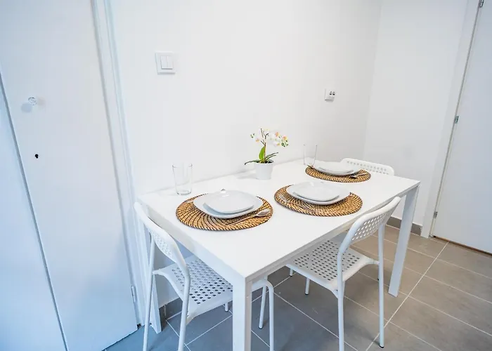 דירה Spacious Newly Renovated 2br With Balcony *