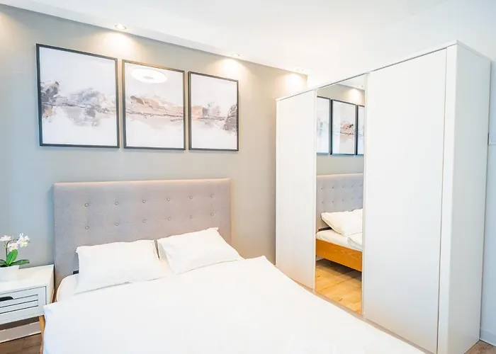 Spacious Newly Renovated 2br With Balcony * 布加勒斯特