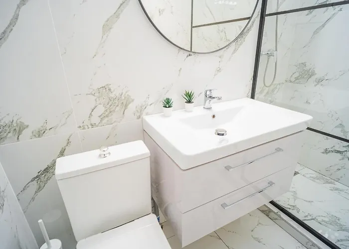 Spacious Newly Renovated 2br With Balcony * 布加勒斯特