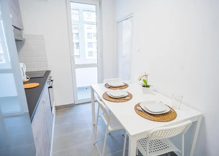 Spacious Newly Renovated 2br With Balcony *