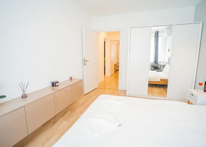 Spacious Newly Renovated 2br With Balcony 公寓 *