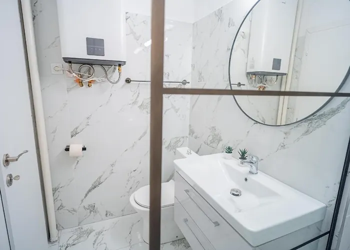 Spacious Newly Renovated 2br With Balcony דירה *