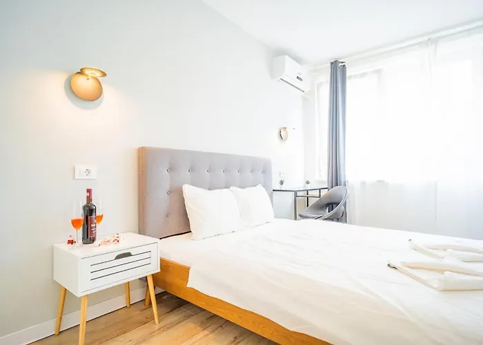 Spacious Newly Renovated 2br With Balcony *