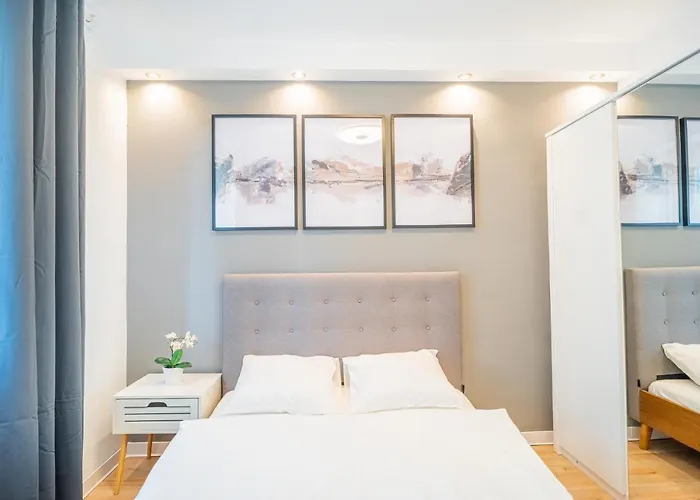 公寓 Spacious Newly Renovated 2br With Balcony *