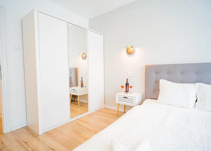 Spacious Newly Renovated 2br With Balcony דירה *