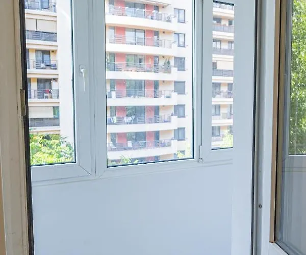 Spacious Newly Renovated 2br With Balcony דירה *