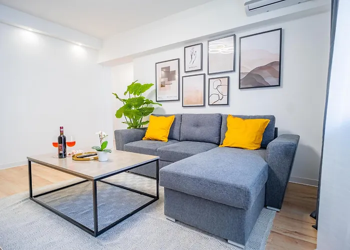 Spacious Newly Renovated 2br With Balcony Apartment *