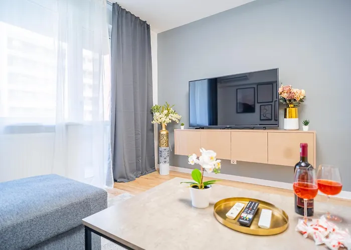 דירה Spacious Newly Renovated 2br With Balcony *