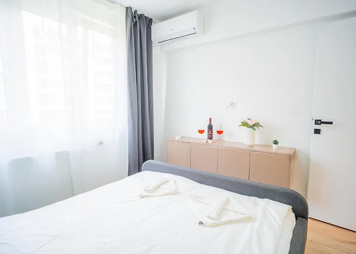 Spacious Newly Renovated 2br With Balcony Apartment Bucharest