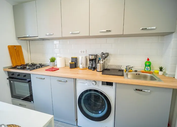 Spacious Newly Renovated 2br With Balcony