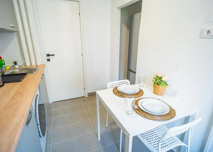 Spacious Newly Renovated 2br With Balcony דירה