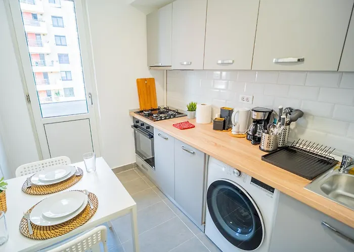 Spacious Newly Renovated 2br With Balcony * בוקרשט