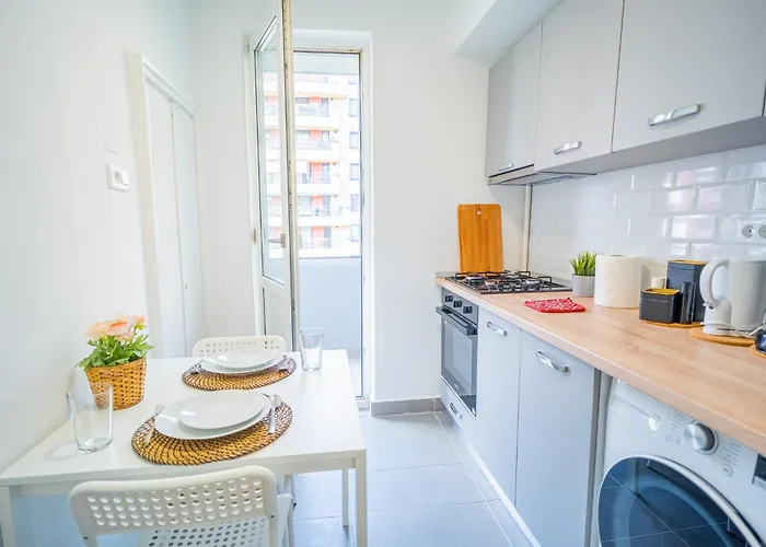 Apartment Spacious Newly Renovated 2br With Balcony