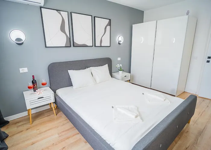 Spacious Newly Renovated 2br With Balcony דירה