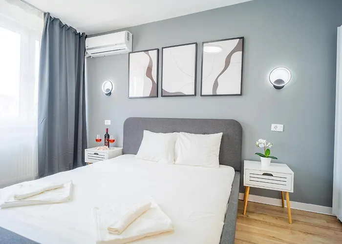 Spacious Newly Renovated 2br With Balcony *