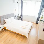 아파트 Spacious Newly Renovated 2br With Balcony