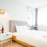 Spacious Newly Renovated 2br With Balcony *