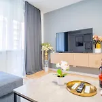 아파트 Spacious Newly Renovated 2br With Balcony *