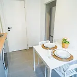 Spacious Newly Renovated 2br With Balcony 아파트