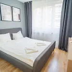 아파트 Spacious Newly Renovated 2br With Balcony *