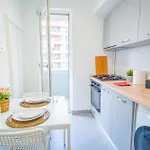 아파트 Spacious Newly Renovated 2br With Balcony