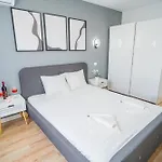 Spacious Newly Renovated 2br With Balcony 아파트