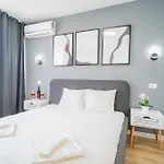 Spacious Newly Renovated 2br With Balcony *