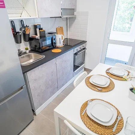 Apartman Spacious Newly Renovated 2br With Balcony