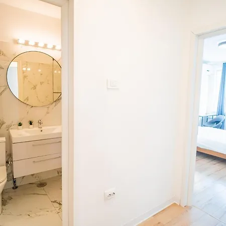 Spacious Newly Renovated 2br With Balcony Bukarest
